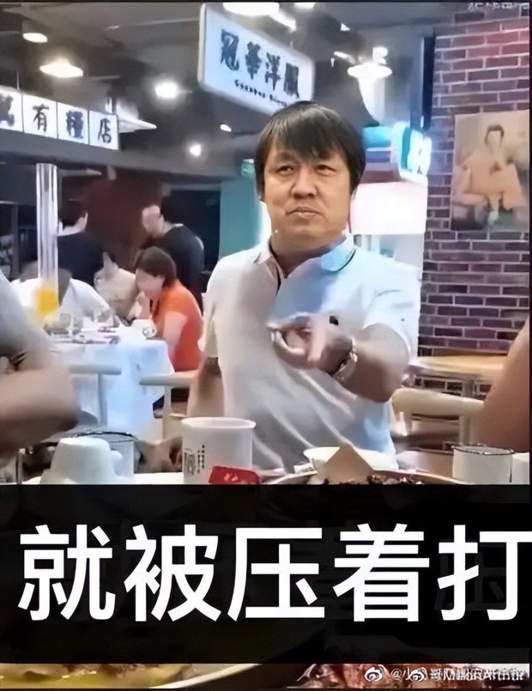 她看着他，眼睛一眨不眨。